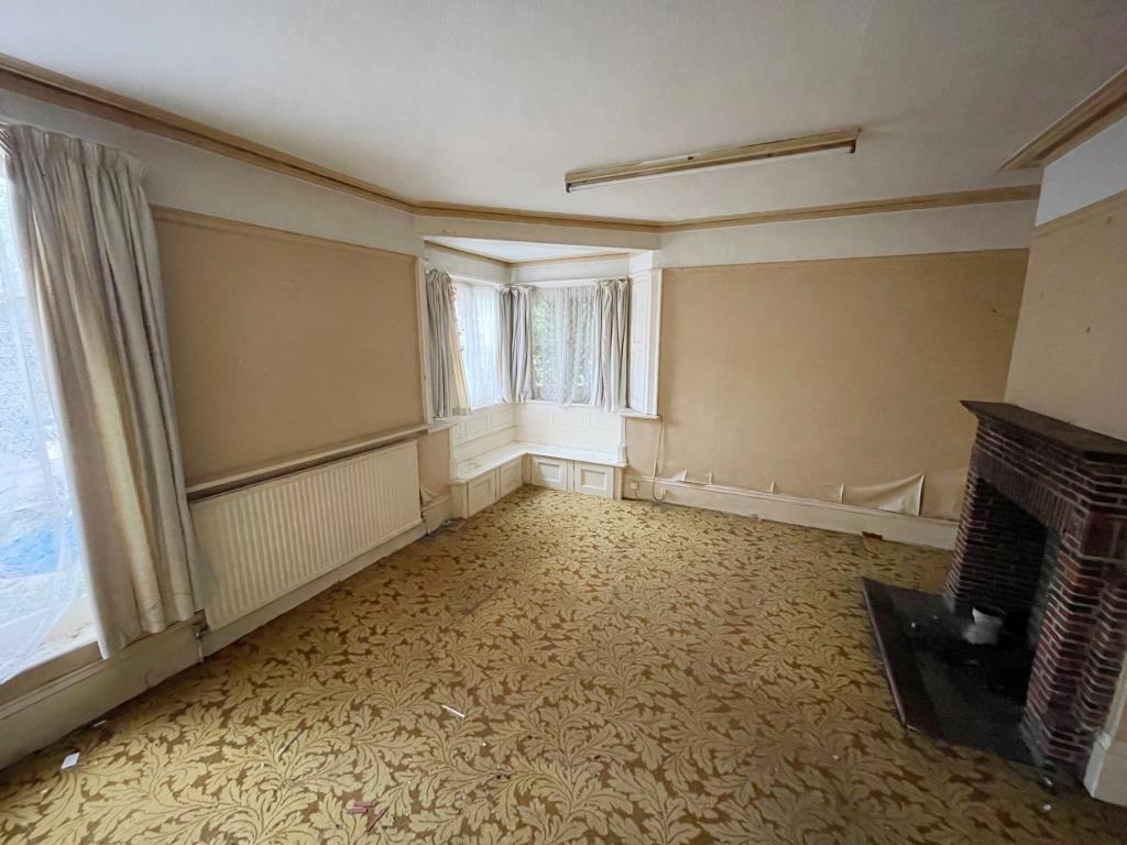 Lot: 96 - A SUBSTANTIAL ATTACHED PROPERTY WITH POTENTIAL - Ground floor room with feature corner window seat